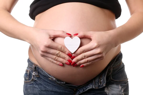 Zwanger meisje met kleine hart symbool. Close-up. Witte achtergrond — Stockfoto