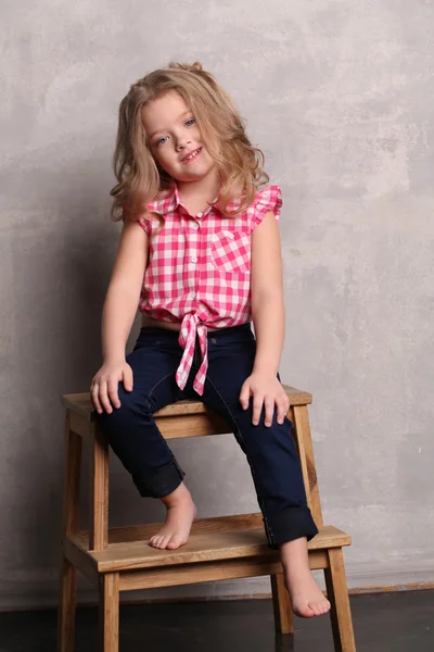 Señorita sentada en una silla. Fondo gris —  Fotos de Stock