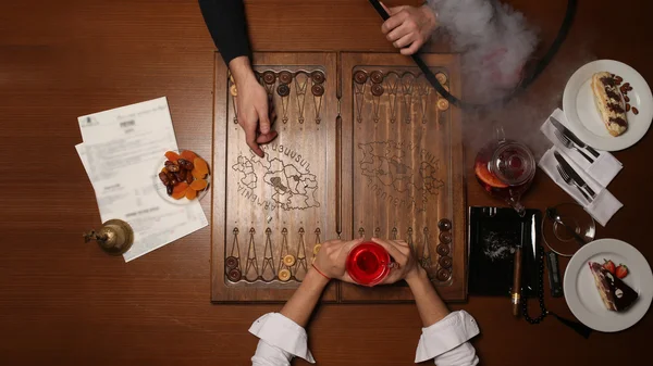 Leute, die Backgammon spielen. Nahaufnahme — Stockfoto