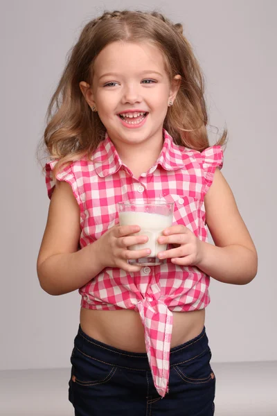 Dam i pläd skjorta med ett glas mjölk. Närbild. Grå bakgrund — Stockfoto