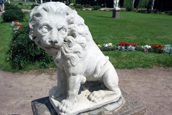 Sculpture lion de marbre — Photo