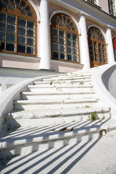 Las escaleras a la mansión —  Fotos de Stock