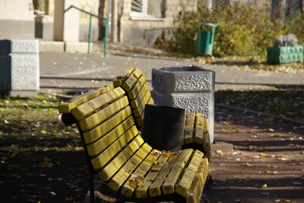 Деревянная скамейка в парке Стоковое Изображение