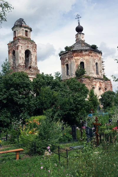 Старая церковь рушится — стоковое фото