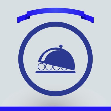 Garson ile boş gümüş tepsi tutarak mavi koruyucu eldivenler