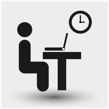 Bilgisayarda çalışan bir iş adamı. Bilgisayarlı masa, duvar saati.