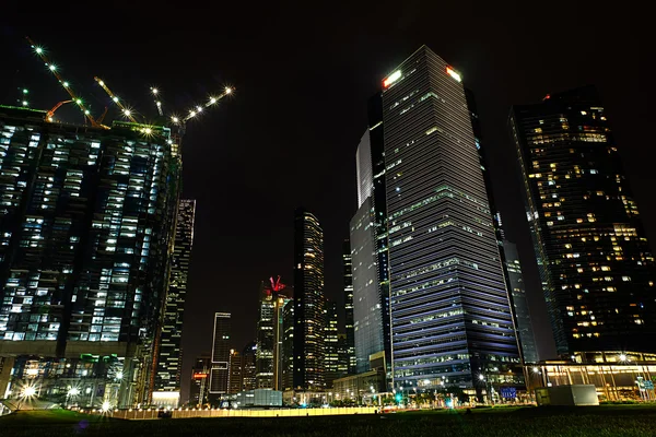 Edifício em Singapura à noite — Fotografia de Stock