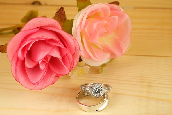 Anillos de boda con flor — Foto de Stock