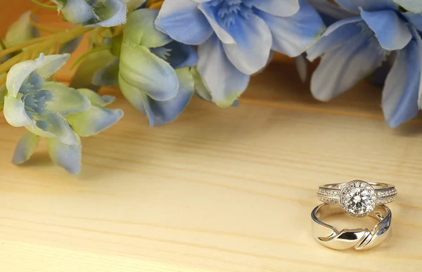 Cincin pernikahan dengan bunga — Stok Foto