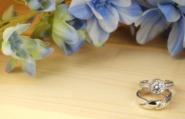 Anillos de boda con flor — Foto de Stock