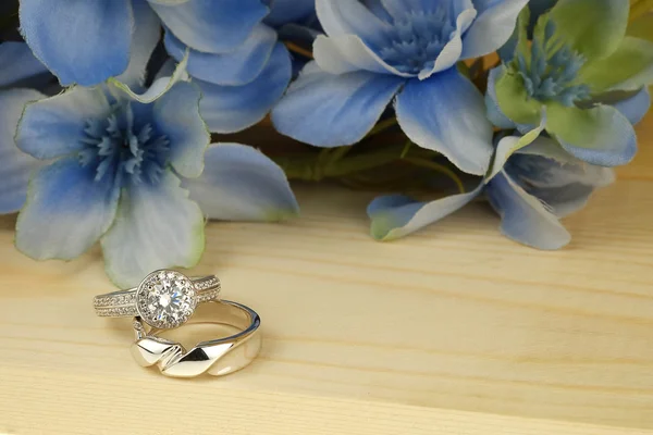 Anillos de boda con flor — Foto de Stock