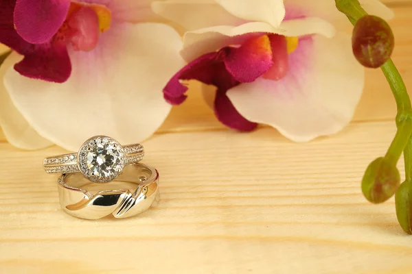Свадебные кольца с цветами — стоковое фото