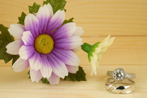 Свадебные кольца с цветами — стоковое фото