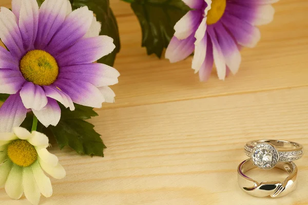 Anéis de casamento com flor — Fotografia de Stock