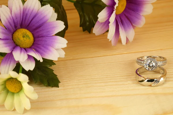 花の結婚指輪 — ストック写真