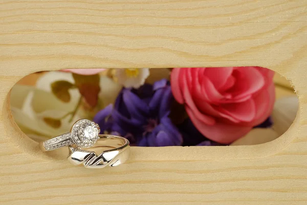 Anéis de casamento com flor — Fotografia de Stock