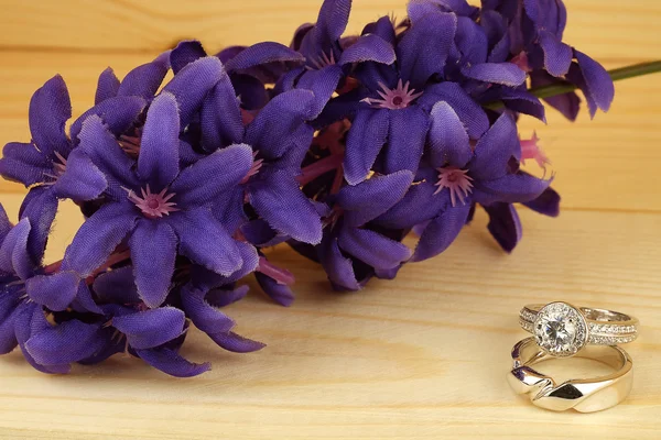 Anillos de boda con flor —  Fotos de Stock