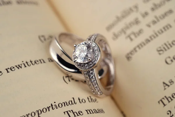书上的结婚戒指 — 图库照片