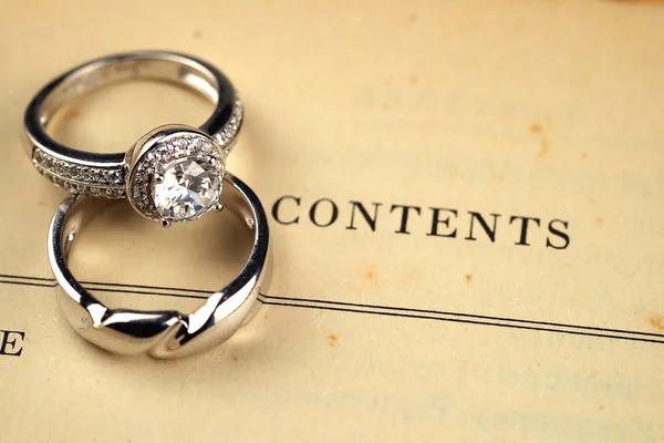 Anillos de boda en libro — Foto de Stock