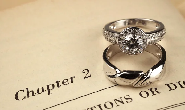 Anéis de casamento no livro — Fotografia de Stock