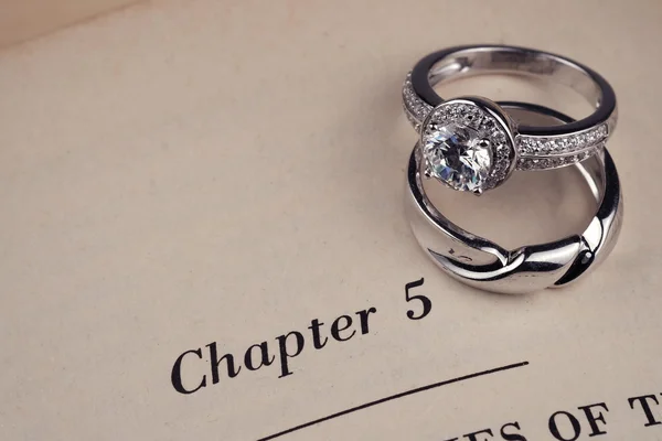 Cincin pernikahan pada buku — Stok Foto