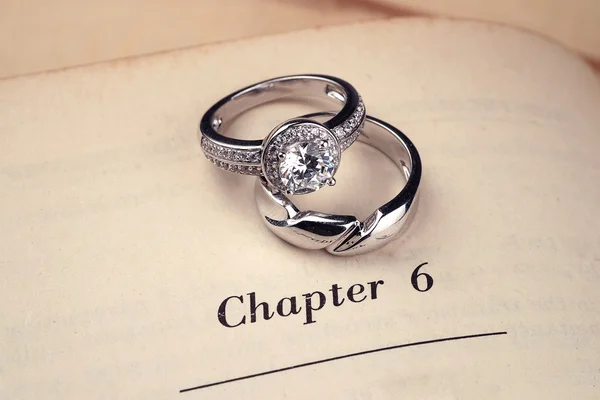 Anillos de boda en libro — Foto de Stock