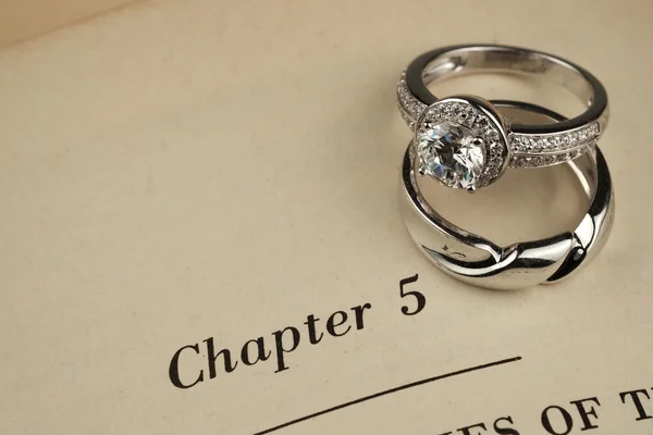 Anillos de boda en libro — Foto de Stock