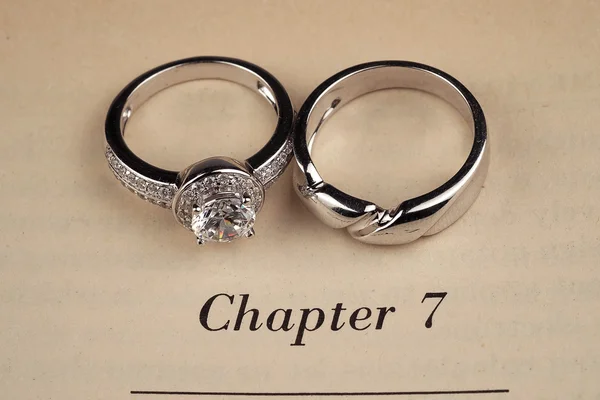 Alyans üzerinde kitap evlilik töreni