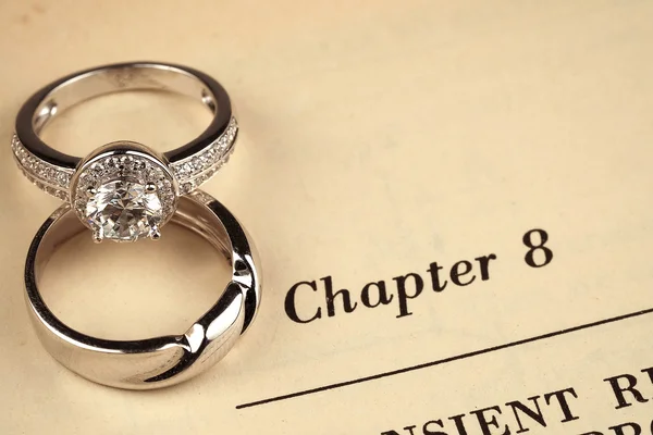 Alyans üzerinde kitap evlilik töreni