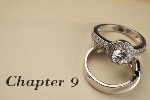Anéis de casamento na cerimônia de casamento livro — Fotografia de Stock