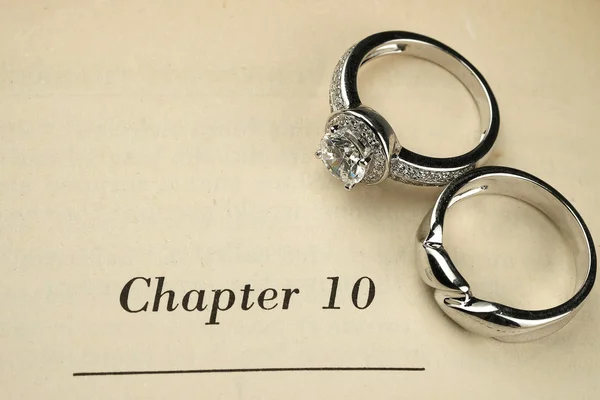 Wedding rings  on book — Stock Photo, Image