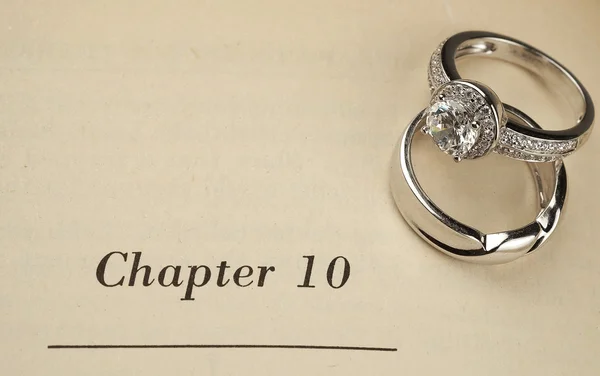 Anillos de boda en libro — Foto de Stock