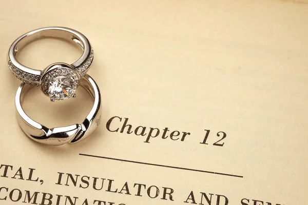 Alyans üzerinde kitap evlilik töreni