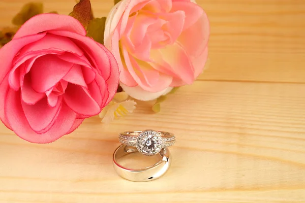 Anéis de casamento com flor Imagens Royalty-Free