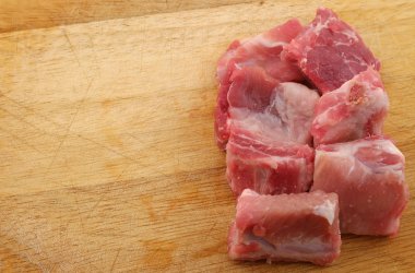 Çiğ Domuz kaburga kesme tahtası - yakın çekim