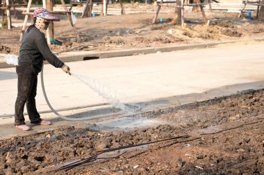 İnşaat alanında sulama emek kadınlar