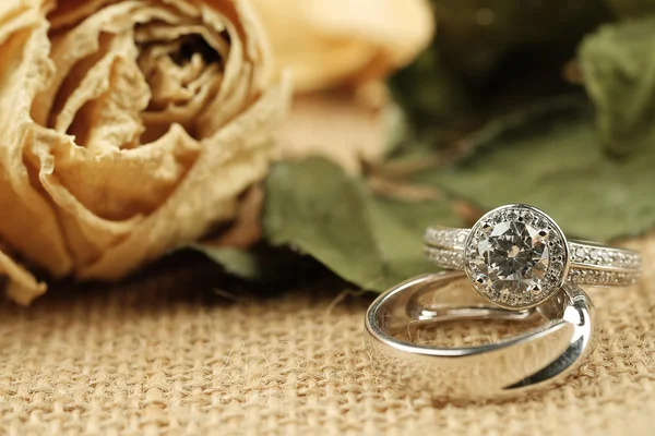 Свадебные кольца на церемонии бракосочетания — стоковое фото