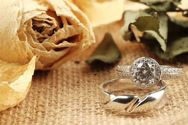 Anillos de boda en la ceremonia de matrimonio libro — Foto de Stock