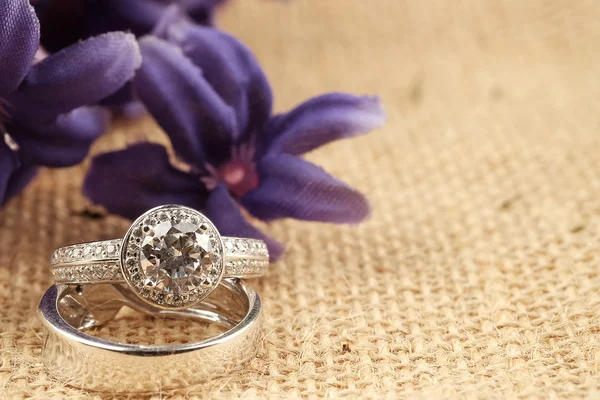 Anillos de boda en la ceremonia de matrimonio libro —  Fotos de Stock