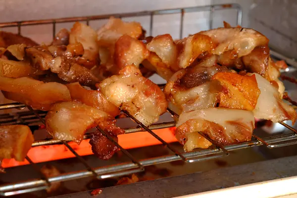 Приготовление свинины в духовке — стоковое фото