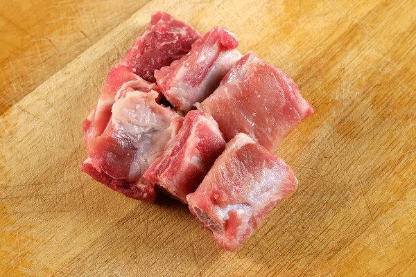 Las costillas de cerdo crudas en una tabla de cortar - de cerca — Foto de Stock