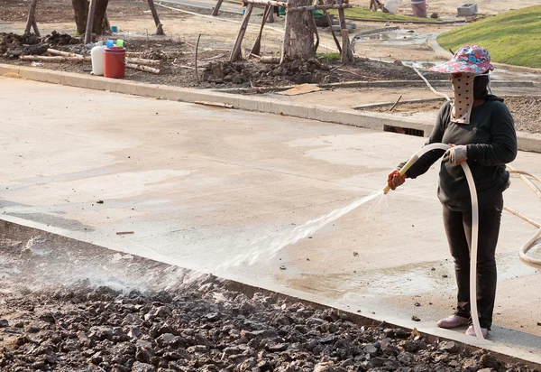 İnşaat alanında sulama emek kadınlar