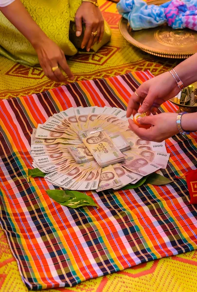 Bruidsschat geld in Thaise huwelijksceremonie - (selectieve aandacht) — Stockfoto