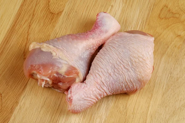 Jambes de poulet fraîches sur une planche à découper - fermer — Photo