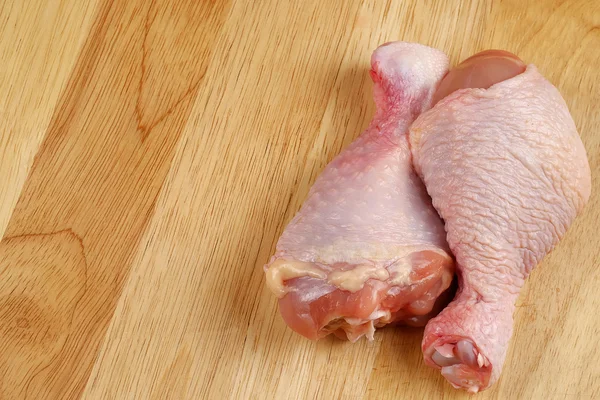 -まな板の上の新鮮な鶏肉をクローズ アップ — ストック写真