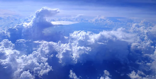 Vista da bela nuvem de avião da janela - (Foco suave ) — Fotografia de Stock