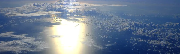 Görünümü bir uçağın penceresinden - (Soft Focus güzel bulut) 