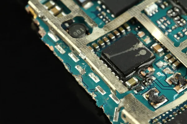 Elektroniska blå kretskortet förstöra - nära upp - makro - (Välj — Stockfoto