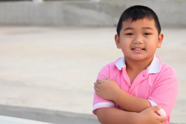 Retrato infantil sonriendo y cruzando el brazo - Niños de Asia — Foto de Stock