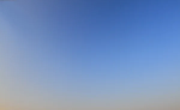 Parlak mavi gökyüzü - boş tuval. Açık mavi gökyüzü, bulutlar yok. Güneşli